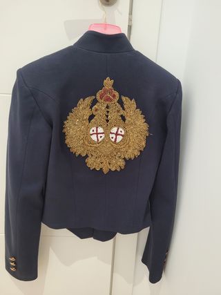 Blazer azul con detalles dorados