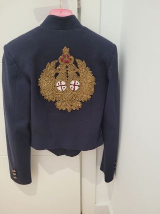 Blazer azul con detalles dorados