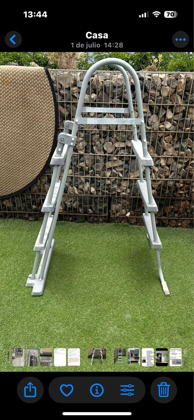 Escada de piscina em metal-plástico cinzento