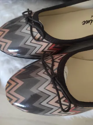 Bolso y bailarinas con estampado zig-zag