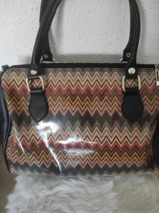 Bolso y bailarinas con estampado zig-zag