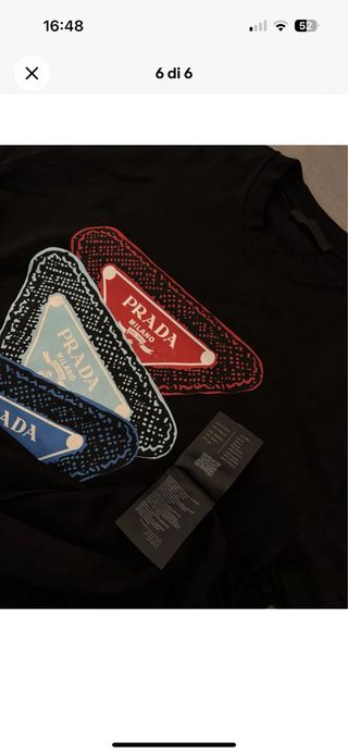 T-shirt Prada nera con patch blu e rossi