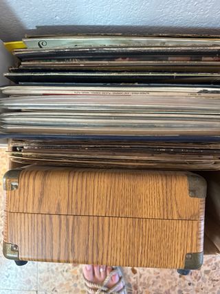 Tocadiscos Portátil Vintage Popsky + Vinilos