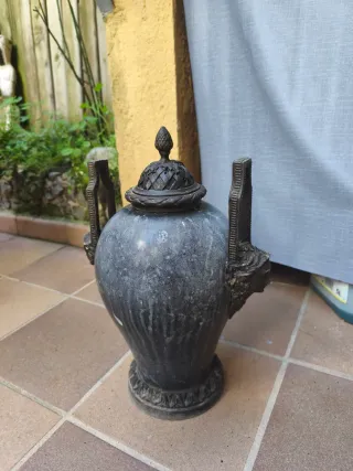 Urna de bronce estilo neoclásico