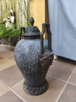 Urna de bronce estilo neoclásico