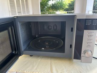 Microondas Artrom 23 L