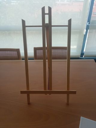 Atril de madera con 2 lienzos