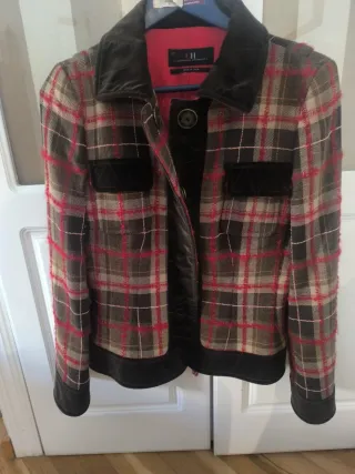 Chaqueta Carolina Herrera cuadros marrón y rojo