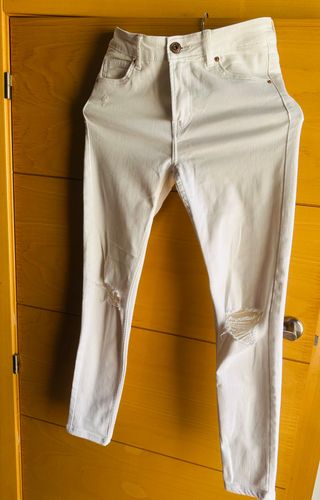 Pantalón vaquero blanco desgastado