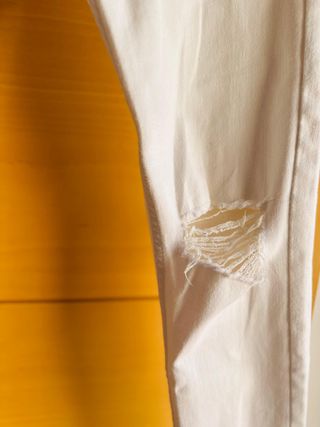 Pantalón vaquero blanco desgastado