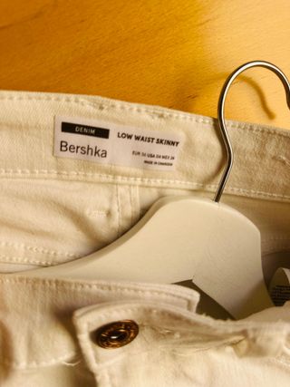 Pantalón vaquero blanco desgastado