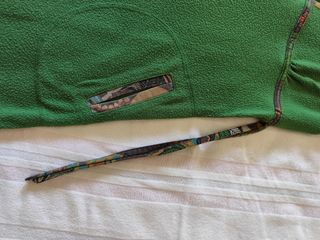 Chaleco verde con detalles multicolor