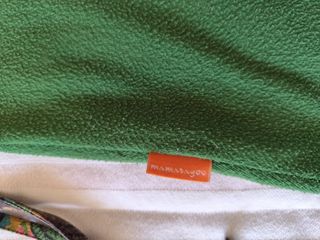 Chaleco verde con detalles multicolor