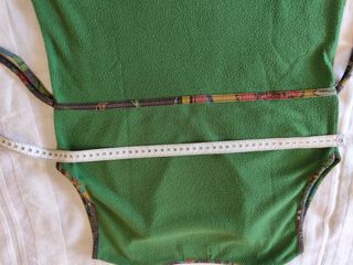 Chaleco verde con detalles multicolor