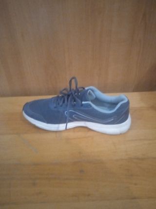 Zapatillas Decathlon grises y blancas