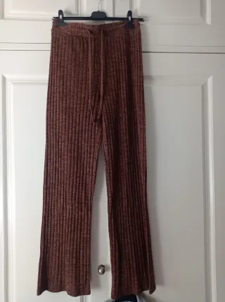 Pantalón de punto acanalado marrón