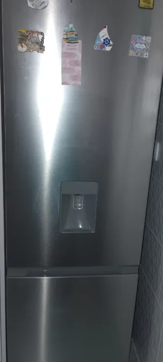 Frigorífico combi plateado con dispensador