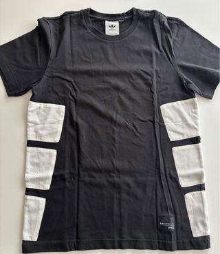 T-shirt Adidas nera con inserti bianchi