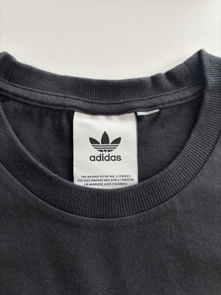 T-shirt Adidas nera con inserti bianchi