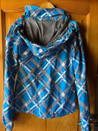 Anorak azul y blanco estampado