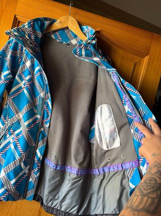 Anorak azul y blanco estampado