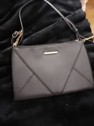Bolso negro con cadena dorada