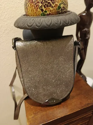 Bolso de hombro dorado y plateado