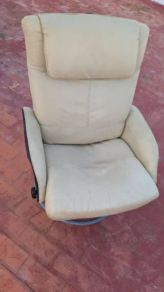 Sillón de piel beige