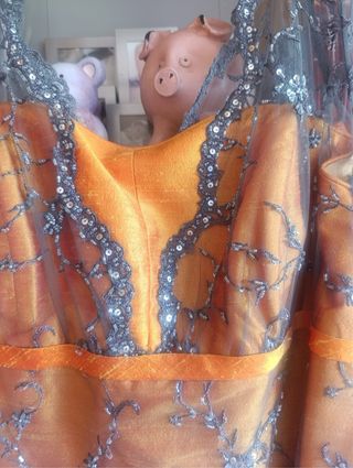 Vestido naranja y negro con pedrería