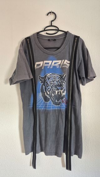 Camiseta gris con estampado de tigre y cremalleras