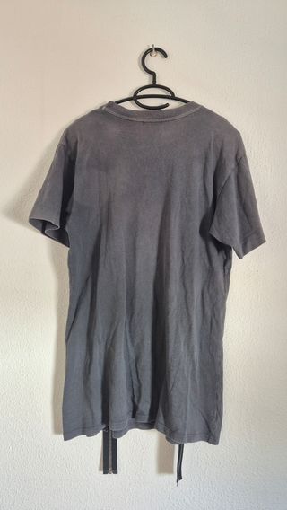 Camiseta gris con estampado de tigre y cremalleras