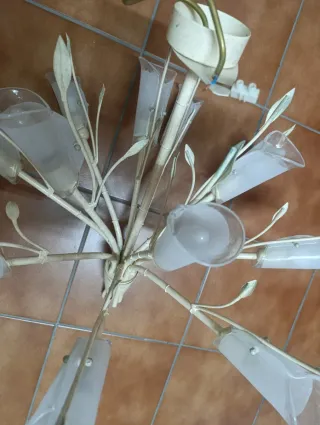 Lámpara techo de forja tulipas cristal mate.