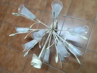 Lámpara techo de forja tulipas cristal mate.
