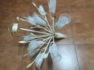 Lámpara techo de forja tulipas cristal mate.