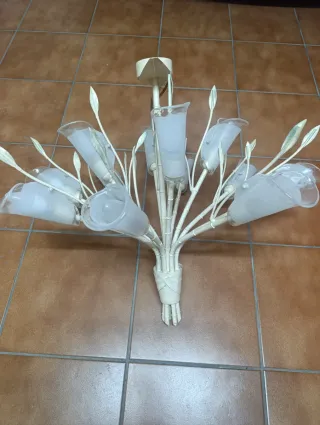 Lámpara techo de forja tulipas cristal mate.