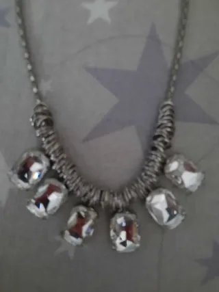 Collar plateado con piedras