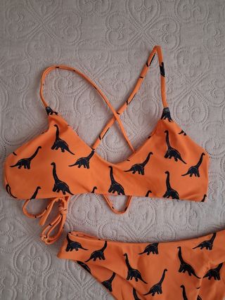 Bikini naranja con dinosaurios
