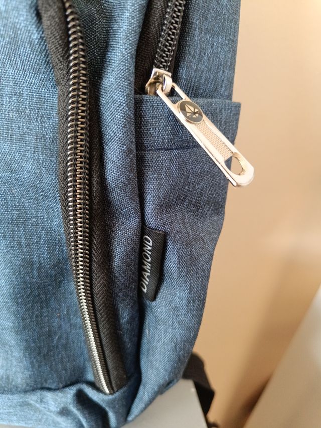 Mochila azul con múltiples bolsillos