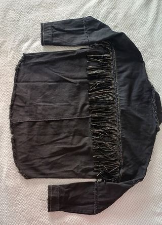 Chaqueta vaquera Zara con flecos y pedrería