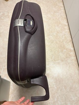 Maleta de viaje Samsonite de color bordó oscuro 