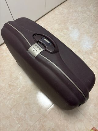 Maleta de viaje Samsonite de color bordó oscuro 