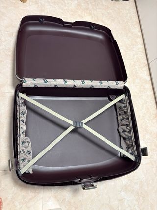 Maleta de viaje Samsonite de color bordó oscuro 