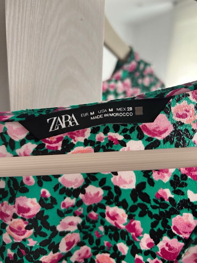 Blusa Zara floral verde y rosa