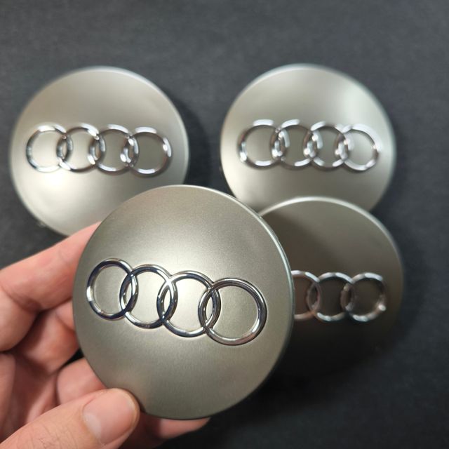 TAPABUJES AUDI 68mm GRIS - EMBLEMA LLANTAS AUDI