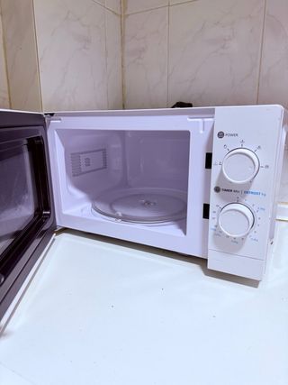 Microondas Aro MW10720