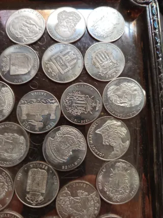 Lote 25 monedas  y bandeja plateadas 