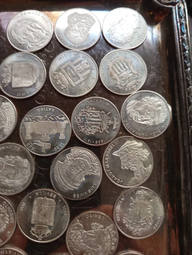 Lote 25 monedas  y bandeja plateadas 
