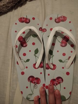 Chanclas con estampado de cerezas talla 37