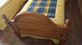 2 Camas madera, mesilla y edredones