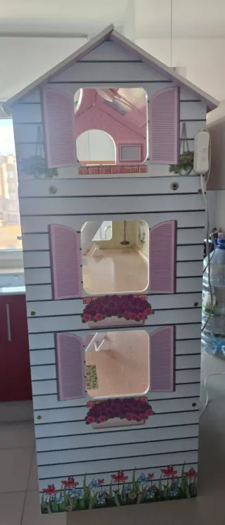 Casa de muñecas de madera